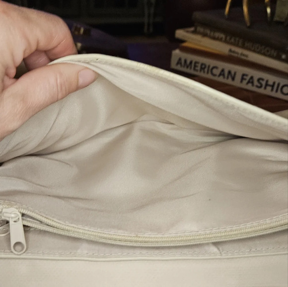 VINTAGE Genuine leather Fold over crossbody bag In Bone. - Picture 7 of 9